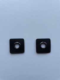 Nestels op zwart skai-leer vierkant per paar 11mm