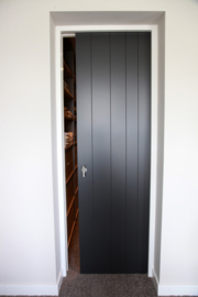 6 Planks Ongelijke Freeslijndeur - Zwart - Extra Large - Maatwerkdeur t/m 1200 x 3000 mm