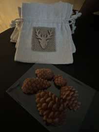 Linnen zakje + geur dennenappeltjes
