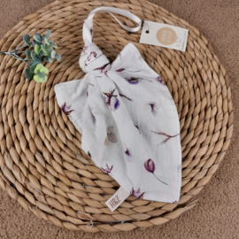 Baby speendoekje offwhite hydrofiel met paarse bloemen