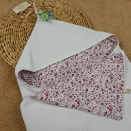 Omslagdoek witte met paarse mini bloempjes
