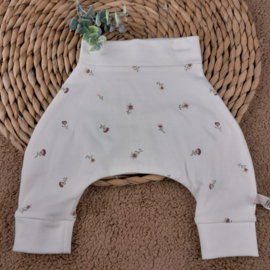 Baggy pants offwhite met mini bloempjes