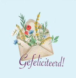 Een enveloppe met bloemen