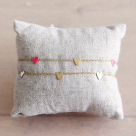 Bazou fijn armbandje met 3 hartjes – roze | goud