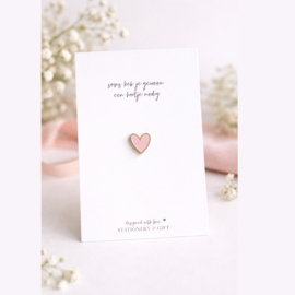 Kaart met pin "soms heb je gewoon een hartje nodig"