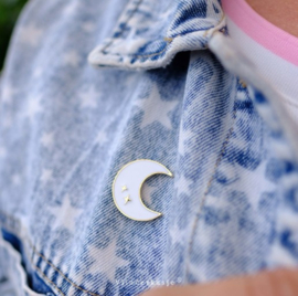 Pin op kaartje "huisje bij de maan"