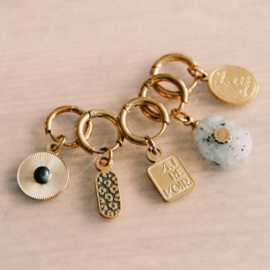 Edelstalen oorringen met luipaard tag – taupe/goud
