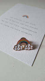 Regenboog pin met wolkjes