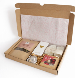 Brievenbus cadeau relax pakket | thee, kaarsjes en chocolade