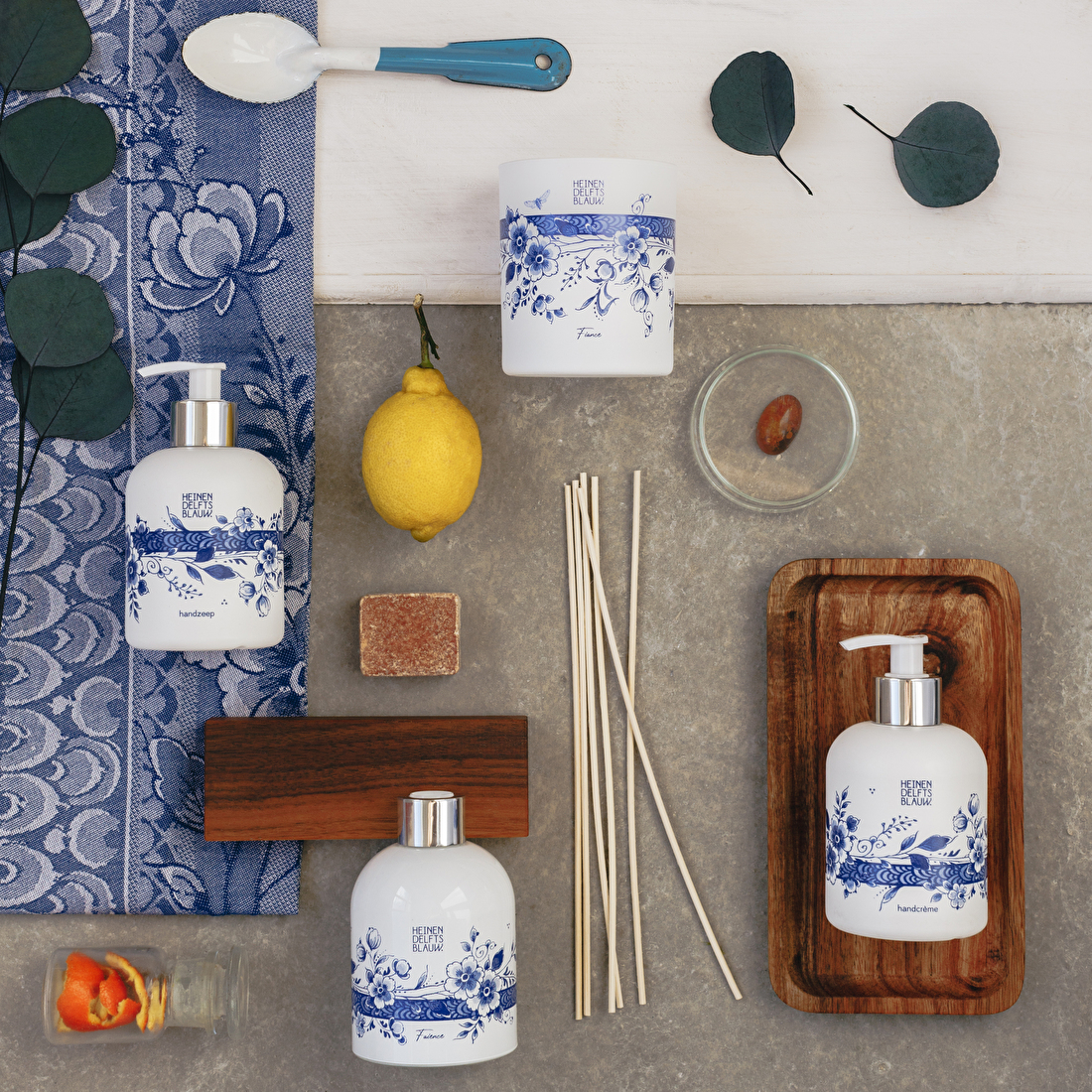 Heinen Delfts Blauw, handgeschilderd aardewerk, tijdloos vakmanschap, Hollandse traditie, unieke Delfts blauwe decoratie.