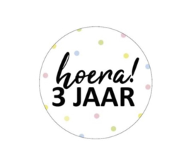 Wensetiketten rond 30 mm "hoera 3 jaar"