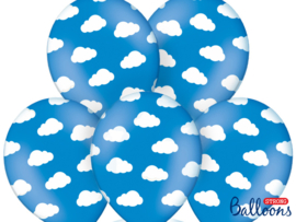 Blauwe ballonnen met witte wolkjes