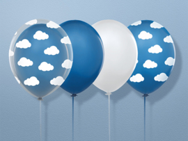 Blauwe ballonnen met witte wolkjes