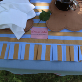 Biscuit L'amour table runner