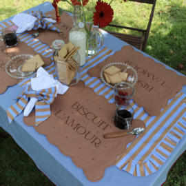 Biscuit L'amour table runner