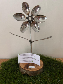 Bloem op houten schijf