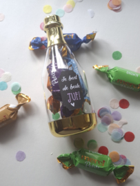 Kleine Champagneflesjes gevuld voor juf
