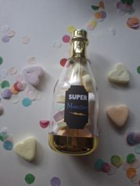 Kleine Champagneflesjes gevuld voor meester