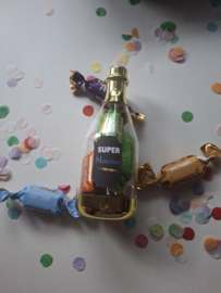 Kleine Champagneflesjes gevuld voor meester