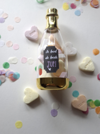 Kleine Champagneflesjes gevuld voor juf