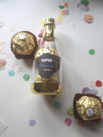 Kleine Champagneflesjes gevuld voor meester