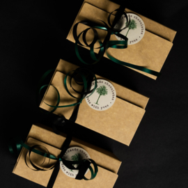 Box met 5 gevulde chocolade dadels - Mix van Wit, Melk, Puur, Ruby & Gold