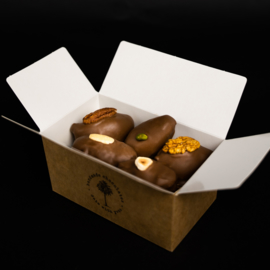 Box met 10 gevulde chocolade dadels - Melk