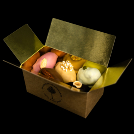 Box met 5 gevulde chocolade dadels - Mix van Wit, Melk, Puur, Ruby & Gold