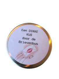 Een dikke kus door de brievenbus