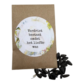 Verdriet bestaat omdat het liefde was (zonnebloemen)