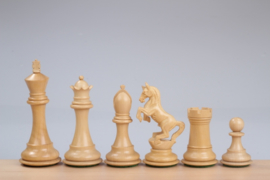 Alexander Ebony met een Parijs 60 schaakbord