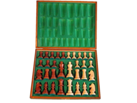 Staunton 5 in luxe doos met een st. 5 schaakbord met coordinaten