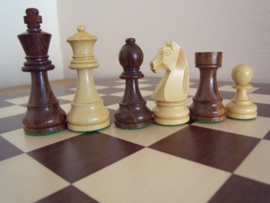 Klassiek staunton schaakstukken op Zurich 55 bord