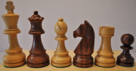 Klassiek staunton schaakstukken op Zurich 55 bord