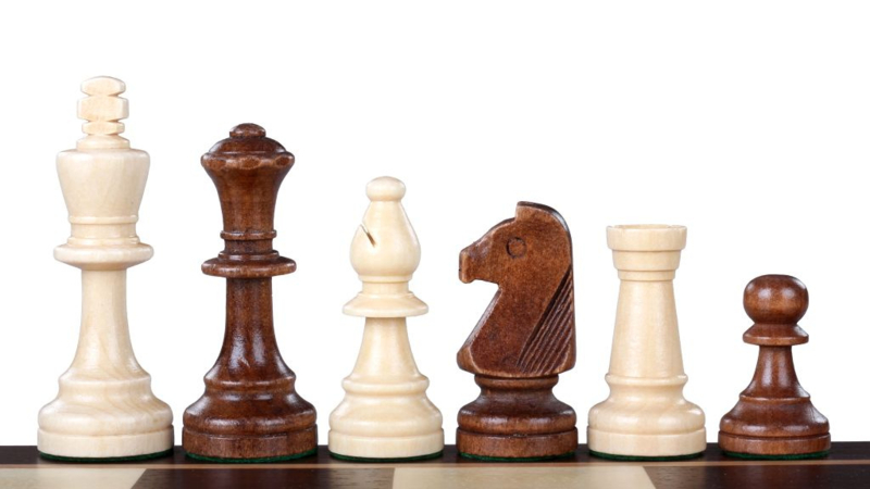 Staunton 4 schaakstukken in een bruin gelakt schaakkistje