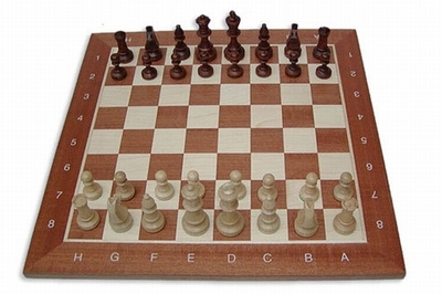Staunton 5 in houten doos met een staunton 5 schaakbord met coordinaten