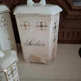 Mooie oude brocante beboterde voorraadpotten.