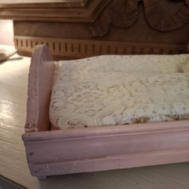 Brocante/vintage oud rose poppenbedje