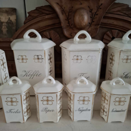 Mooie oude brocante beboterde voorraadpotten.