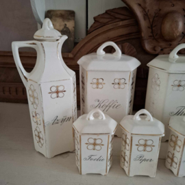 Mooie oude brocante beboterde voorraadpotten.