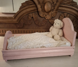 Brocante/vintage oud rose poppenbedje