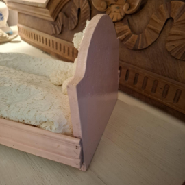 Brocante/vintage oud rose poppenbedje