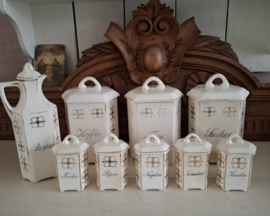 Mooie oude brocante beboterde voorraadpotten.