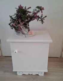 Mooi wit brocante/vintage kastje.