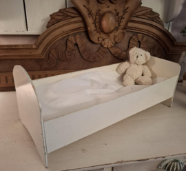 Brocante/vintage oud wit poppenbedje