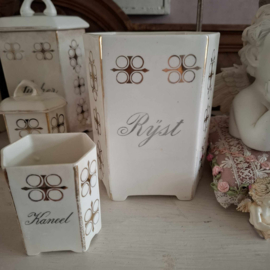 Mooie oude brocante beboterde voorraadpotten.