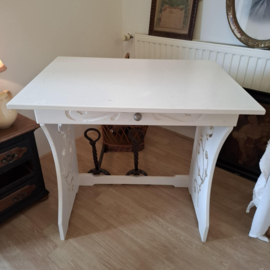 Prachtige sierlijke opengewerkte tafel.