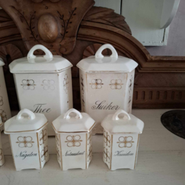 Mooie oude brocante beboterde voorraadpotten.