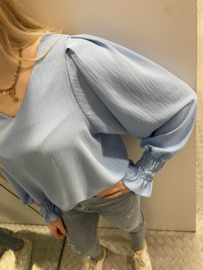 Lichtblauwe losvallende blouse met pofmouw