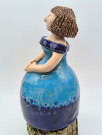 Dame in blauwe jurk